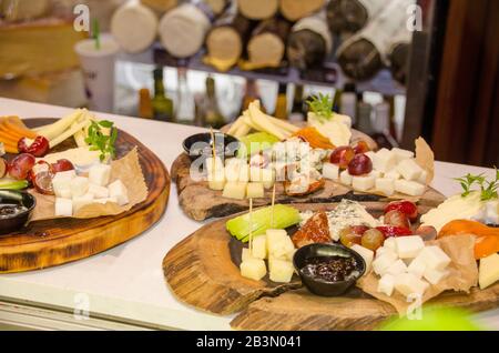 Des aliments pour les doigts, des collations et divers sandwichs au fromage disposés sur une table Banque D'Images