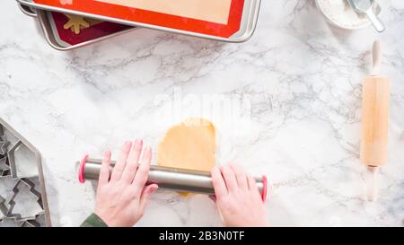 Pose plate. Étape par étape. Faire rouler la pâte à biscuits de sucre pour cuire des biscuits de Noël. Banque D'Images