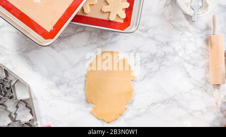 Pose plate. Étape par étape. Faire rouler la pâte à biscuits de sucre pour cuire des biscuits de Noël. Banque D'Images