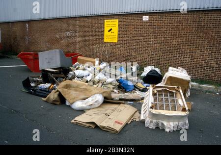 Déchets à pointe de mouche devant la signalisation de la décharge de déchets prohibitiés CCTV en fonctionnement; Royaume-Uni Banque D'Images