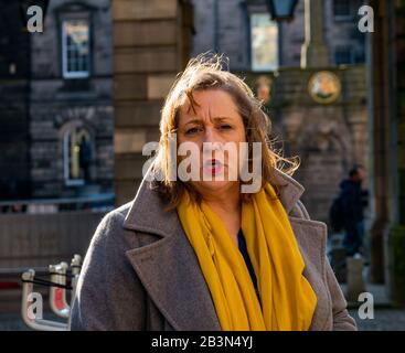 Lesley MacInnes, conseillère SNP et responsable des transports et de l'environnement, prononcera un discours devant City Chambers, Royal Mile, Édimbourg, Écosse, Royaume-Uni Banque D'Images