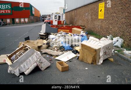 Déchets à pointe de mouche devant un panneau « accès interdit aux ordures - CCTV en fonctionnement » Banque D'Images