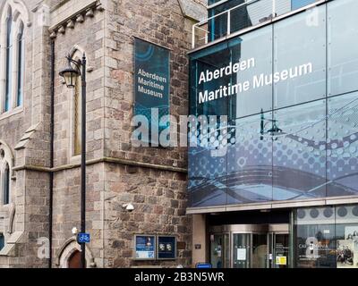 Église transformée et bâtiment moderne de liaison au musée maritime d'Aberdeen sur Shiprow Aberdeen Ecosse Banque D'Images