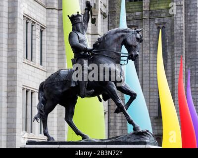 Robert La Statue De Bruce Par Alan Beattie Herriot Au Marishal College Sur Broad Street Aberdeen Ecosse Banque D'Images