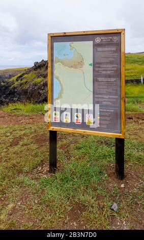 Signe et carte à l'entrée d'Ana Kai Tangata, une grotte naturelle de la mer près de Mataveri avec des peintures rupestres anciennes de sternes sooty, île de Pâques (Rapa Nui) Banque D'Images