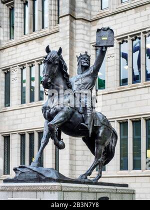 Robert La Statue De Bruce Par Alan Beattie Herriot Au Marishal College Sur Broad Street Aberdeen Ecosse Banque D'Images