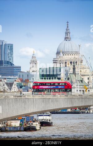 London bus à impériale traversant le pont Waterloo avec dôme de la cathédrale Saint-Paul derrière, Londres, Angleterre, Royaume-Uni, Europe Banque D'Images