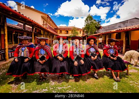 Femmes quechua de la communauté Chincheros, Vallée Sacrée, Pérou, Amérique du Sud Banque D'Images