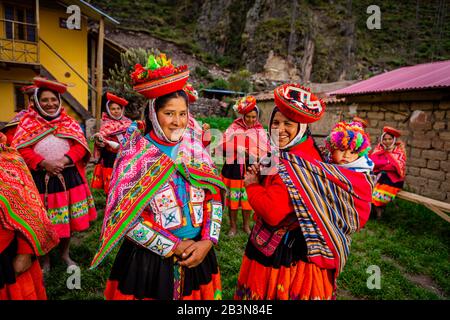 Les femmes quechua de la communauté Huiloc, Vallée Sacrée, Pérou, Amérique du Sud Banque D'Images