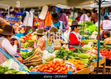 Femme quechua sur le marché de Pisac, Vallée Sacrée, Pérou, Amérique du Sud Banque D'Images