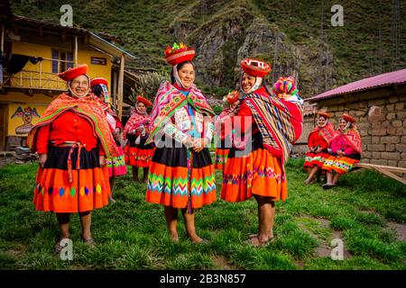 Les femmes quechua de la communauté Huiloc, Vallée Sacrée, Pérou, Amérique du Sud Banque D'Images