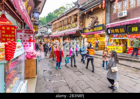 Rue commerçante animée de la vieille ville de Ciqikou, Shapingba, Chongqing, Chine, Asie Banque D'Images