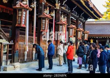 Fidèles Au Sanctuaire De Kitano Tenmangu, Kyoto, Kansai, Japon, Asie Banque D'Images