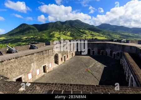 Remparts De La Citadelle, Parc National De La Forteresse De Brimstone Hill, Site Classé Au Patrimoine Mondial De L'Unesco, Saint-Kitts-Et-Nevis, Îles Leeward, Antilles, Voiture Banque D'Images