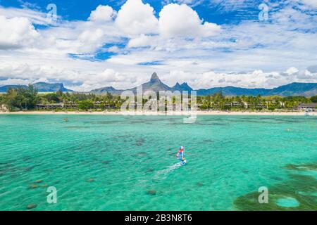 Vue aérienne en drone de planche à voile dans le lagon face à la plage de Flic en Flac et à la montagne de Piton de la petite Rivière Noire, rivière Noire, Ile Maurice, Indi Banque D'Images