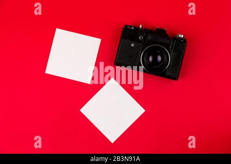 Caméra à film plat isolée sur fond rouge. Espace de copie Banque D'Images