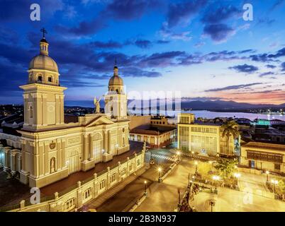 Cathédrale Nuestra Senora de la Asuncion au crépuscule, Parque Cespedes, Santiago de Cuba, Province de Santiago de Cuba, Cuba, Antilles, Caraïbes, Centre A Banque D'Images
