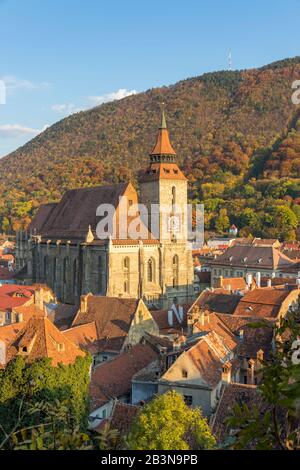 Vue de la Tour Noire à l'Eglise Noire et la montagne de Tampa en automne, Brasov, région Transylvanie, Roumanie, Europe Banque D'Images