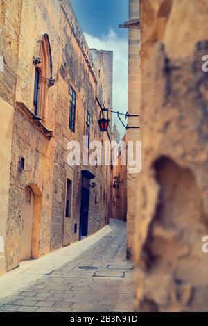 Une rue étroite dans le quartier de mdina de rabat, malte, la ruelle s'enroule dans la distance les murs étroits claustrophobe dans leur proximité Banque D'Images