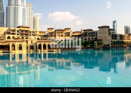 Dubaï / Emirats Arabes Unis - 5 novembre, 2019 : Souk Al Bahar avec bord de l'eau et des restaurants. Belle vue sur Dubai downtown district avec restaurants et souk. Banque D'Images