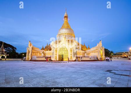 Vue panoramique sur la pagode Maha Wizaya pendant l'heure bleue, Yangon (Rangoon), Myanmar (Birmanie), Asie Banque D'Images