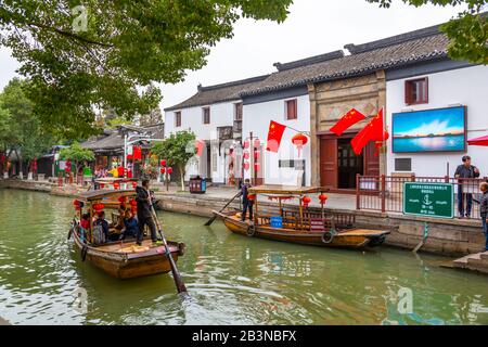 Vue sur les bateaux sur la voie navigable dans la ville aquatique de Zhujiajiajiaozhen, district de Qingpu, Shanghai, Chine, Asie Banque D'Images