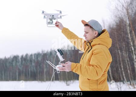 Les jeunes hommes touristiques Utilisant des photographies de drone et des pousses de la nature Banque D'Images