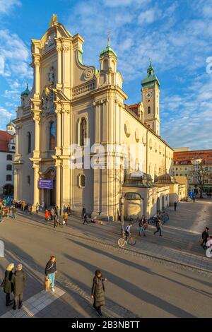 Vue sur la tour de l'horloge de l'église Heiliggeistkirche, Munich, Bavière, Allemagne, Europe Banque D'Images