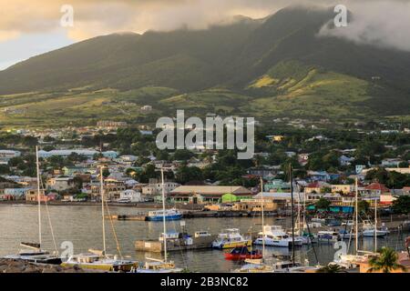 Basseterre, Coucher De Soleil, Vue Élevée, Saint-Kitts-Et-Nevis, Îles Leeward, Antilles, Caraïbes, Amérique Centrale Banque D'Images