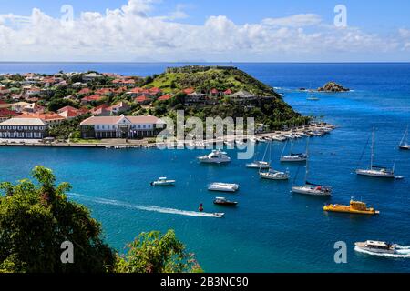 Vue surélevée sur les yachts ancrés au fort Oscar, en passant par de petits bateaux, Gustavia, Saint-Barthélemy (St. Barts) (St. Barth), Antilles, Caraïbes, Centr Banque D'Images