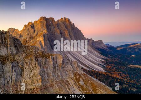 Arbres d'automne aux pieds de Furchetta et Sass Rigais, vue aérienne, Puez-Odle, Funes Valley, Dolomites, Bolzano, Tyrol du Sud, Italie, Europe Banque D'Images