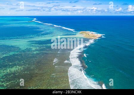 Vue aérienne par drone de l'île historique de Phare (Ile aux Fouquets) entre récif de corail et Océan Indien, Mahebourg, Ile Maurice, Océan Indien Banque D'Images