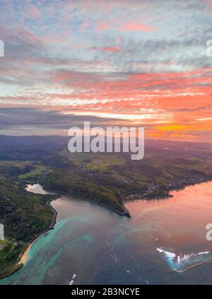 Lever du soleil sur l'océan le long de la côte sud, vue aérienne par drone, Baie du Cap, Maurice, Océan Indien, Afrique Banque D'Images