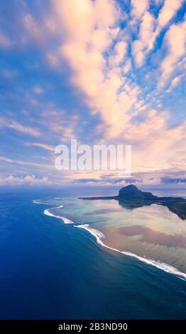 Lever du soleil sur le Morne et le récif de corail dans le lagon turquoise, vue aérienne par drone, Baie du Cap, Ile Maurice du Sud, Océan Indien, Afrique Banque D'Images
