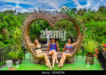 Les femmes se posant devant une belle vue sur le Beji Guwang Hidden Canyon, Sanur, Bali, Indonésie, Asie du Sud-est, Asie Banque D'Images