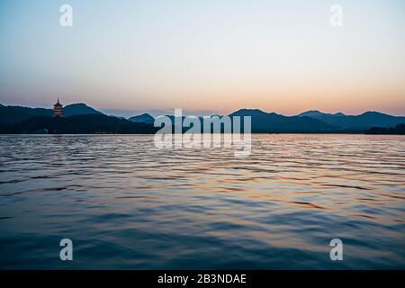 La vue panoramique sur West Lake est l'attraction la plus célèbre de Hangzhou. Combinaison de paysages naturels et de sites culturels et c'est l'essence du Hantzh Banque D'Images