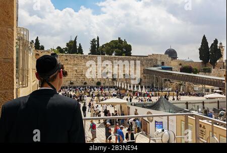 Jérusalem, ISRAËL - 15 juin : les adorateurs juifs prient au mur des Lamentations le 15 juin 2019 à Jérusalem, en Israël. Banque D'Images