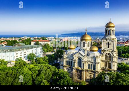 Vue aérienne par drone de la cathédrale mère de Dieu, Varna, Bulgarie, Europe Banque D'Images