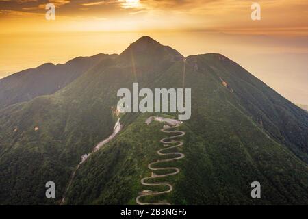 Vue aérienne de la route de montagne sur le Mont Iwaki, préfecture d'Aomori, Tohoku, Honshu, Japon, Asie Banque D'Images