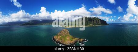 Vue aérienne par drone de la baie de Kaneohe et de l'île de Mokoli'i (anciennement connu sous le nom de « chapeau de Chinaman »), île d'Oahu, Hawaï, États-Unis d'Amérique, Amérique du Nord Banque D'Images