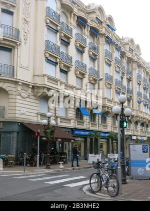 Vue sur la rue de France dans le centre de Nice avec une scène typique de rue française de cafés pavés et de balcons décorés sur les grands bâtiments. Banque D'Images