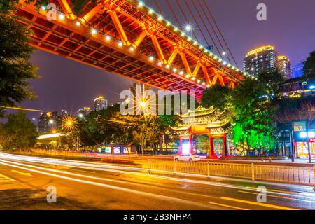 Vue sur le pont Masangxi et les bâtiments près du temple bouddhiste Arhat au crépuscule, du district de Yuzhong, de Chongqing, Chine, Asie Banque D'Images