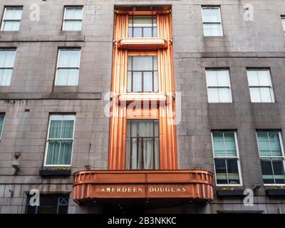 Panneau de cuivre art déco au-dessus de l'entrée de l'hôtel Douglas sur Market Street Aberdeen Scotland Banque D'Images