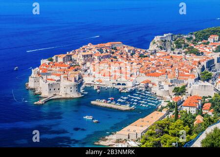 Dubrovnik, Croatie. Vue pittoresque sur la vieille ville médiévale (Ragusa) et de la côte dalmate de la mer Adriatique. Banque D'Images