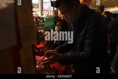 Hong Kong, CHINE. 5 mars 2020. Une femme ( un client ) offre la prière à Dieu chinois sur l'autel lors de l'an DA SIU YAN ( Villain Frapper ) rituel traditionnel du folk-exorcisme, exorcisant 'troubles' et 'mauvais lucks' à la date désignée sur le chinois ( Lunar ) Calendar.Mar-5, 2020 Hong Kong.ZUMA/Liau Chung-Credit: Liau Chung-Ren/Zuma Wire/Alay Live News Banque D'Images