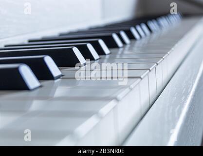 clavier pour piano ou orgue avec notes blanches et noires Banque D'Images