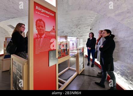 05 mars 2020, Thuringe, Erfurt: L'exposition itinérante "Willy Brandt - combattant de la liberté, chancelier de la paix, constructeur de pont" sera présentée lors d'une tournée de presse. Il sera ouvert le 8 mars au Stadtmuseum et constitue le prélude d'un programme complet de la Fondation Willy Brandt, chancelière fédérale, à l'occasion du 50ème anniversaire de la réunion historique entre le chancelier Willy Brandt et le président du Conseil des ministres du GDR, M. Willi Stoph le 19 mars 1970 à Erfurt. Photo: Martin Schutt/dpa-Zentralbild/dpa Banque D'Images