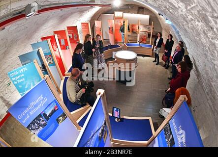 05 mars 2020, Thuringe, Erfurt: L'exposition itinérante "Willy Brandt - combattant de la liberté, chancelier de la paix, constructeur de pont" sera présentée lors d'une tournée de presse. Il sera ouvert le 8 mars au Stadtmuseum et constitue le prélude d'un programme complet de la Fondation Willy Brandt, chancelière fédérale, à l'occasion du 50ème anniversaire de la réunion historique entre le chancelier Willy Brandt et le président du Conseil des ministres du GDR, M. Willi Stoph le 19 mars 1970 à Erfurt. Photo: Martin Schutt/dpa-Zentralbild/dpa Banque D'Images