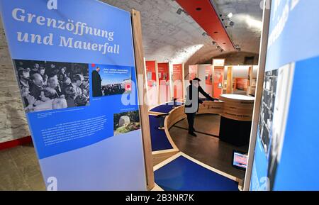 05 mars 2020, Thuringe, Erfurt: L'exposition itinérante "Willy Brandt - combattant de la liberté, chancelier de la paix, constructeur de pont" sera présentée lors d'une tournée de presse. Il sera ouvert le 8 mars au Stadtmuseum et constitue le prélude d'un programme complet de la Fondation Willy Brandt, chancelière fédérale, à l'occasion du 50ème anniversaire de la réunion historique entre le chancelier Willy Brandt et le président du Conseil des ministres du GDR, M. Willi Stoph le 19 mars 1970 à Erfurt. Photo: Martin Schutt/dpa-Zentralbild/dpa Banque D'Images