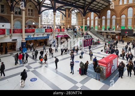 Gare de Liverpool Street Londres UK; terminus de train central et gare ferroviaire, les gens sur le concourse, Londres UK Banque D'Images